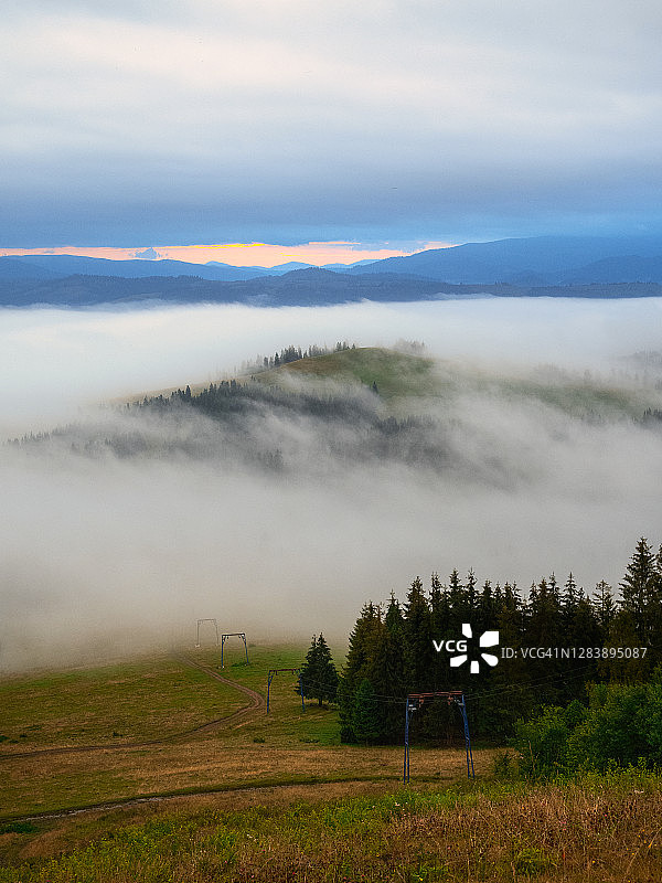 在夏天的群山中，清晨的景色阴云密布图片素材