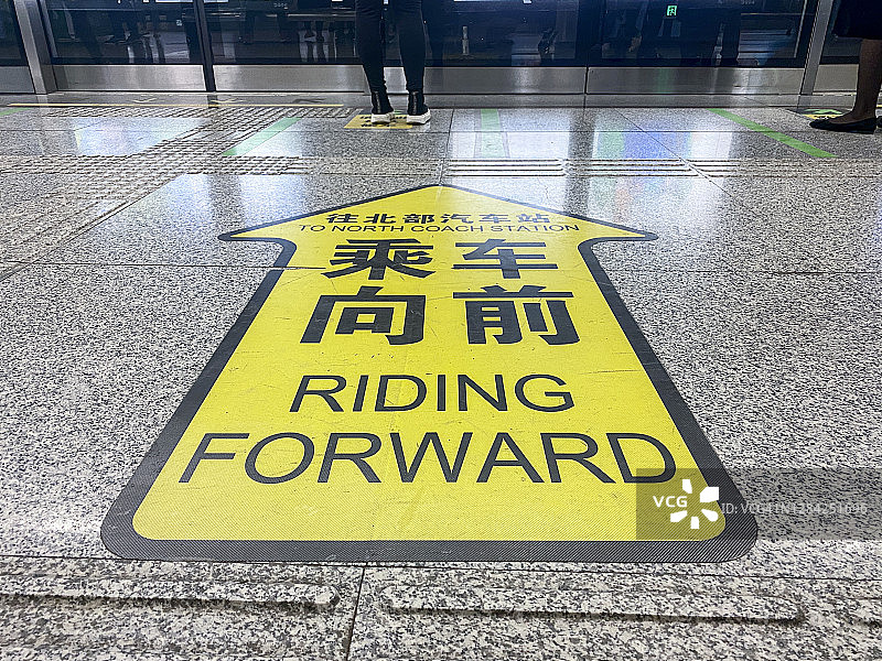 地铁地下通道等公共汽车标志，上海，中国图片素材
