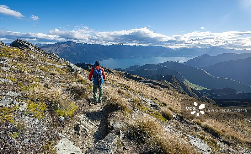 新西兰南岛奥塔哥，南阿尔卑斯山，瓦卡蒂普湖，本·洛蒙德徒步旅行图片素材