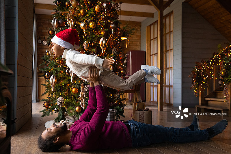 非常高兴的非裔美国父亲和儿子玩在冬季假期图片素材