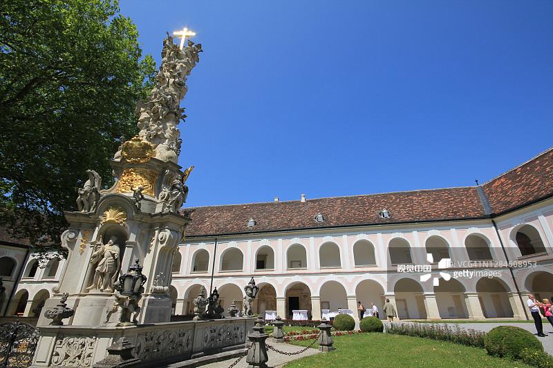 雕塑和洗礼堂在西多会修道院Stift Heiligenkreuz花园，维也纳森林，圣十字修道院，奥地利Wienerwald图片素材