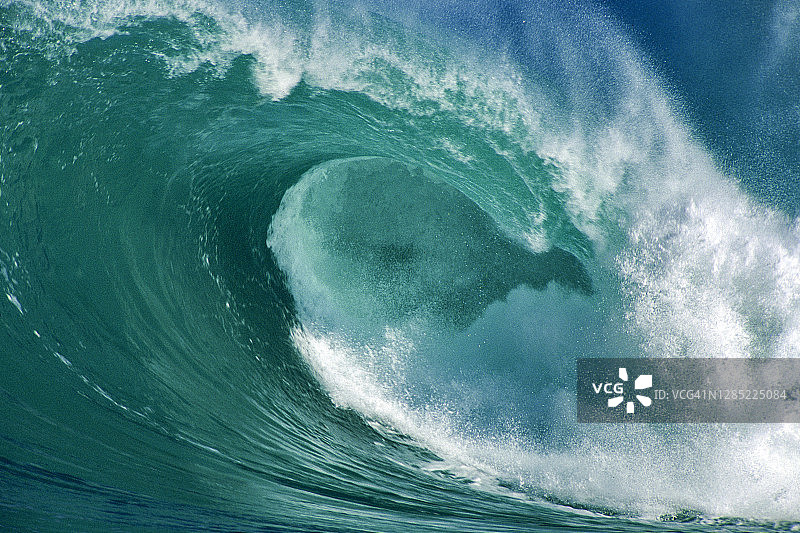 美国，夏威夷，海浪在威美亚湾图片素材