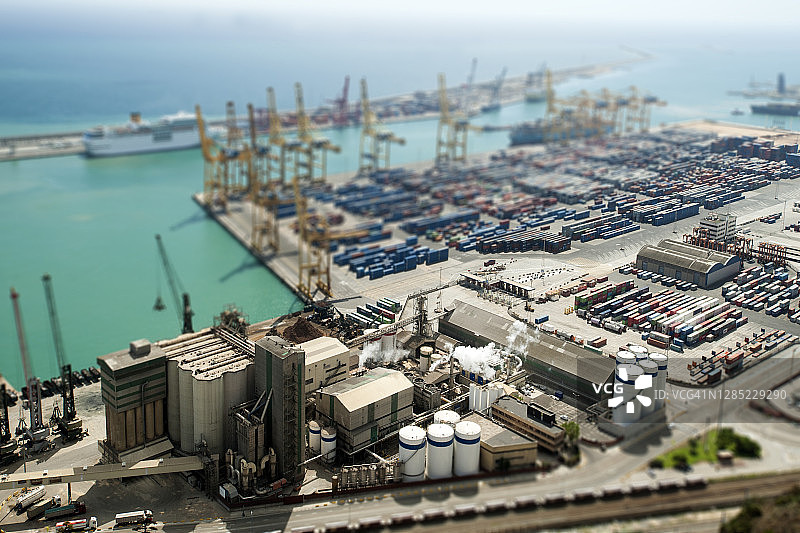 俯瞰巴塞罗那的商业港口图片素材