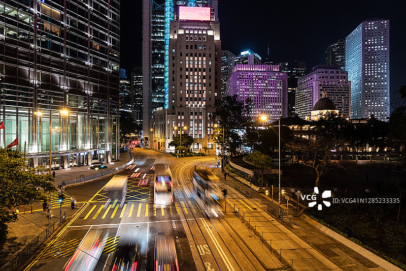 夜间，汽车、巴士和电车穿梭于香港中央商务区图片素材