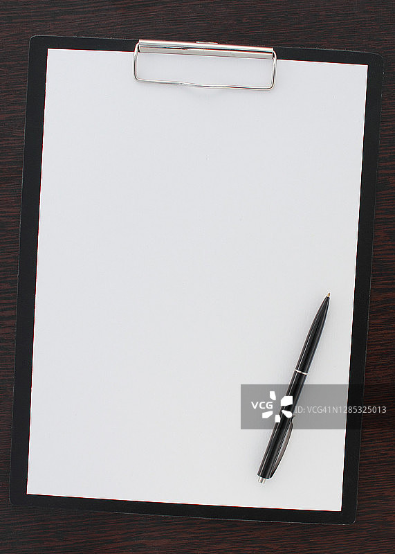 黑色的钢笔和白纸躺在木桌上图片素材