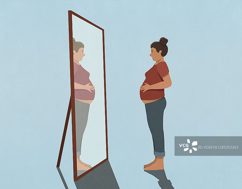 一个年轻孕妇看着镜子里的自己图片素材