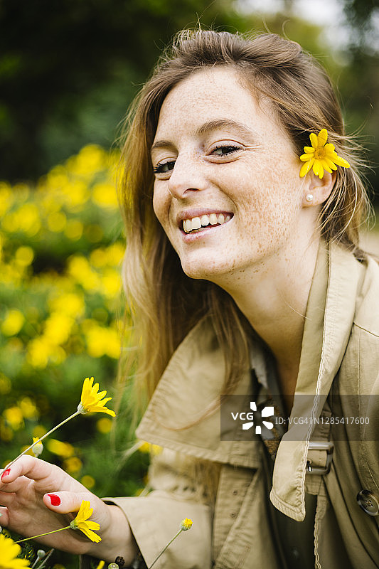 一个迷人的年轻女子在花园里的肖像图片素材