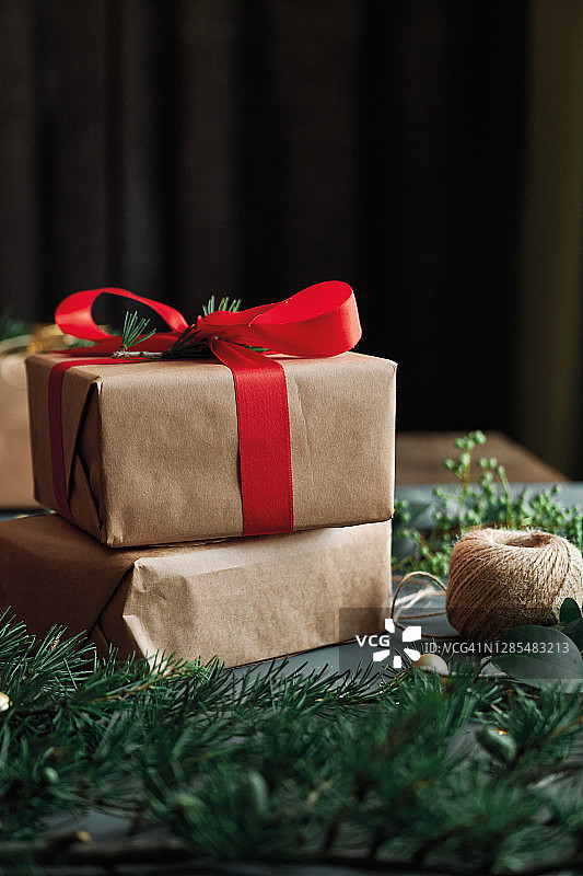 圣诞背景，礼盒和松树树枝图片素材