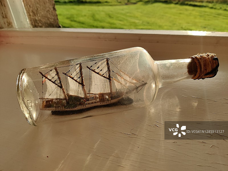 装在瓶子里。玻璃瓶里的帆船。图片素材