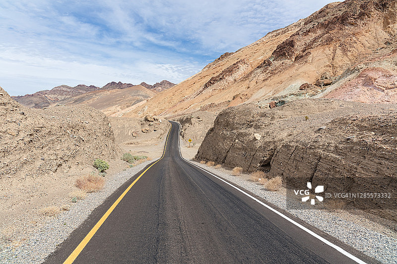 穿越死亡谷沙漠的漫长道路图片素材