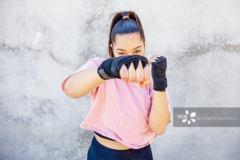 年轻女子武术运动员出拳图片素材