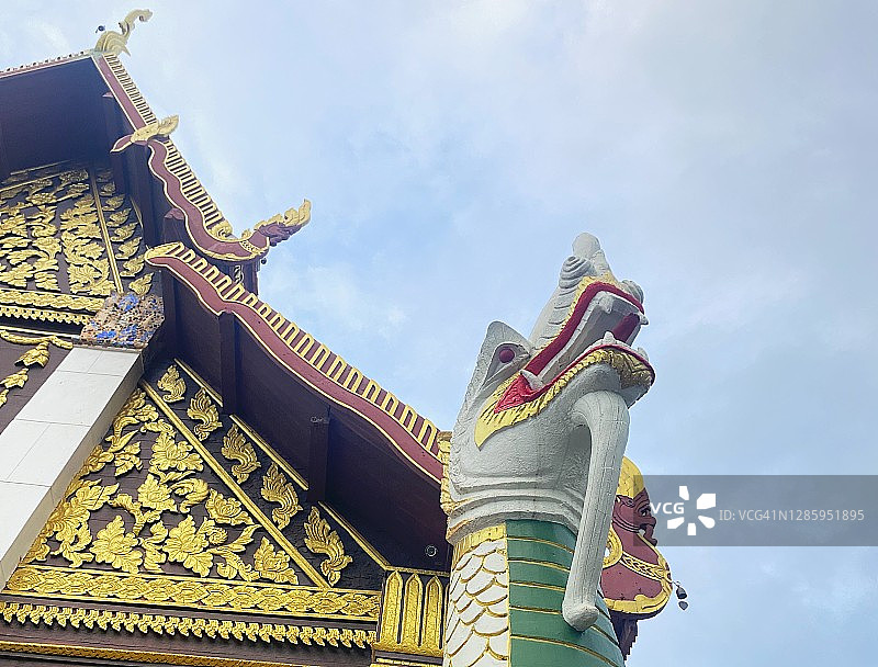 泰国寺庙前的那加雕像。图片素材