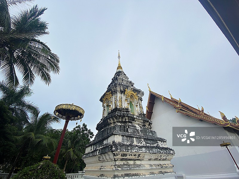 美丽的古塔在泰国寺庙。图片素材