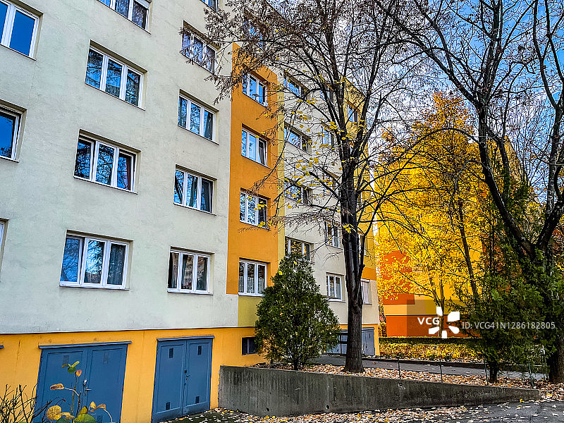 布达佩斯近郊住宅大楼的低角度视图，靠近Budaors，匈牙利图片素材