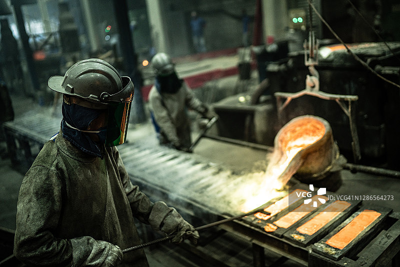 金属工业工作-浇注熔融金属图片素材