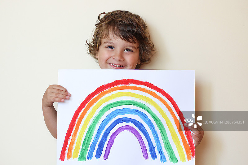 快乐的孩子拿着彩虹的照片图片素材