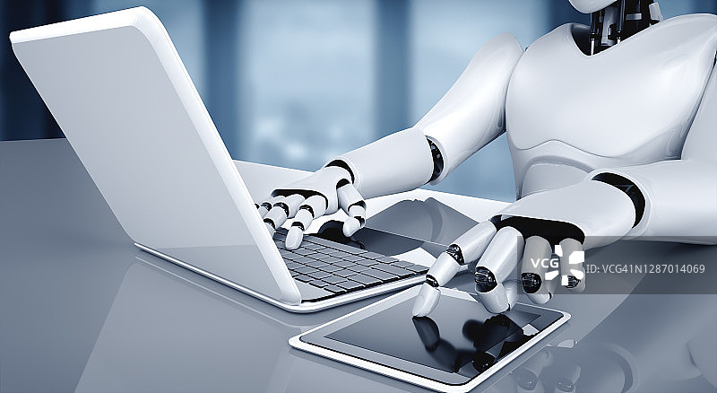 在未来的办公室里，人形机器人使用笔记本电脑，坐在桌子旁图片素材