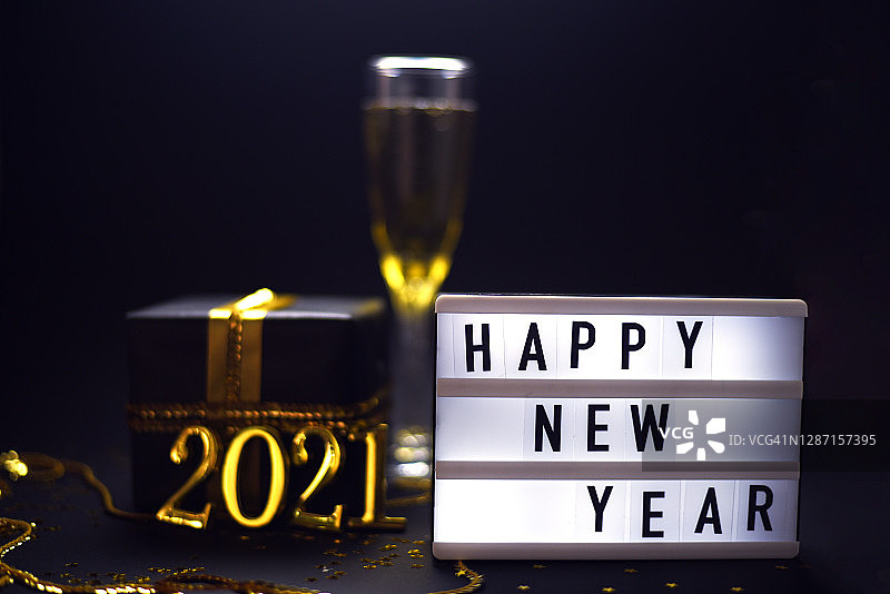 横幅上写着“2021年新年快乐”。图片素材