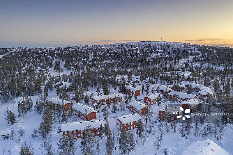 芬兰拉普兰雪山中的滑雪小屋图片素材
