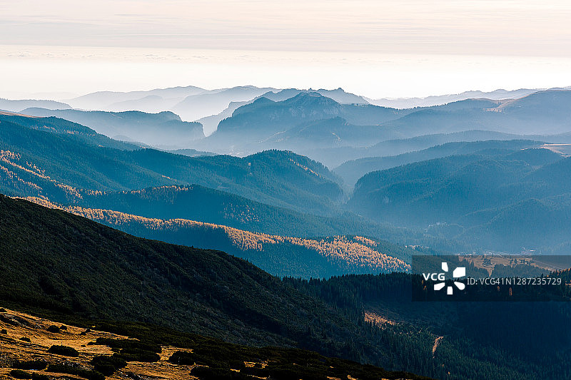 罗马尼亚喀尔巴阡山脉的分层山脉图片素材