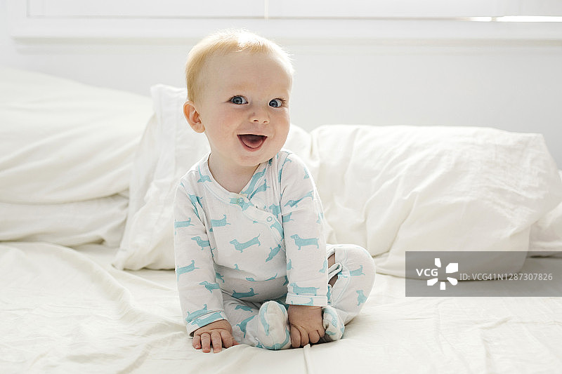 男婴(6-11个月)躺在床上图片素材