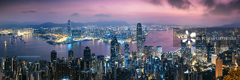 黎明时分，中国香港的天际线图片素材