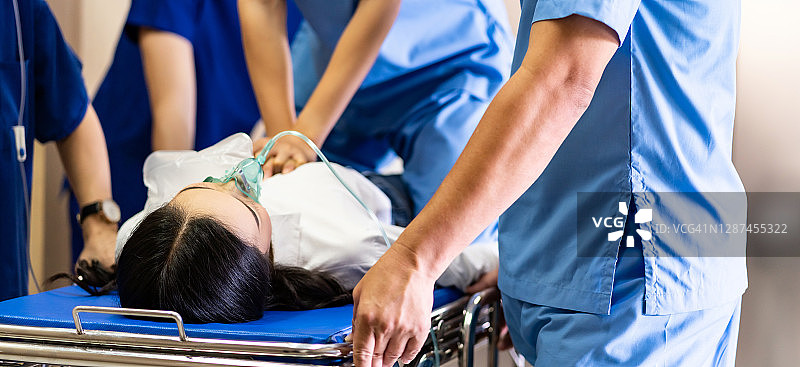 在全景轮床上，医疗队给受伤的病人做心肺复苏图片素材