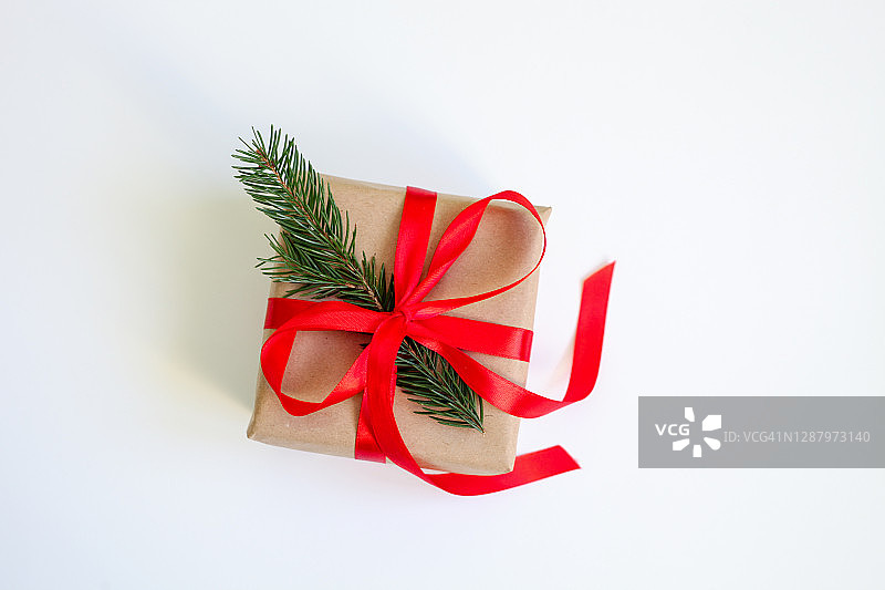 白底红丝带松枝礼盒。概念圣诞节日销售，节日，礼物和礼物。图片素材