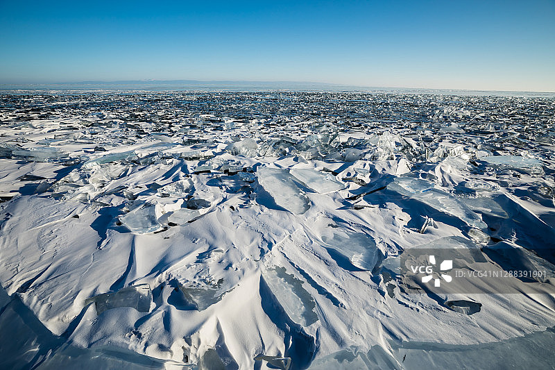 西伯利亚贝加尔湖冰的结构与冰裂缝图片素材