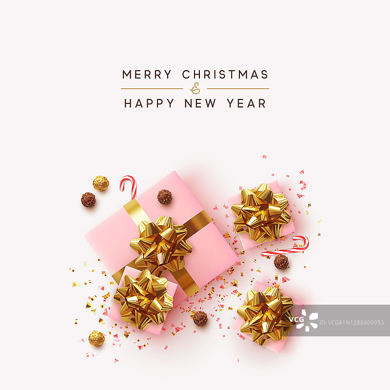 圣诞快乐。新年快乐。现实的粉色礼盒，金光闪闪的五彩纸屑，巧克力圆糖箔，甜甘蔗。圣诞礼物。平躺，俯视图。节日的背景。矢量图图片素材