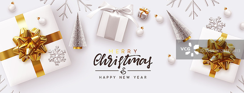 圣诞快乐，新年快乐。圣诞设计白色礼品盒，银色卷雪花，玻璃球。圣诞树。平躺，俯视图。横向节日海报，网页标题图片素材