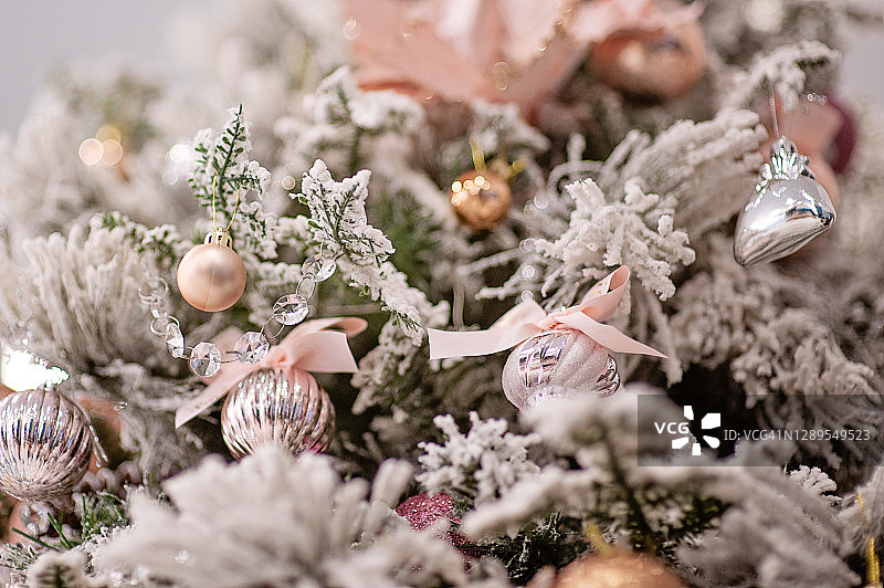 白色圣诞树装饰-球，灯，装饰品，蝴蝶结，一品红图片素材