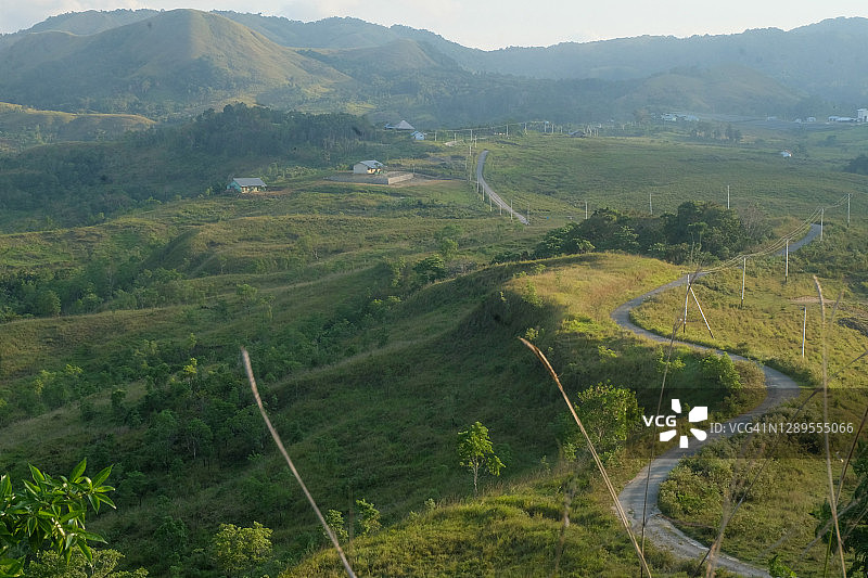 美丽的风景山丘和道路上的waedabo山，松巴，印度尼西亚图片素材