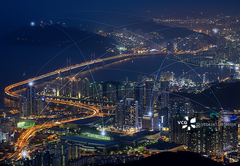 智慧城市和连接线。韩国釜山的夜景。图片素材