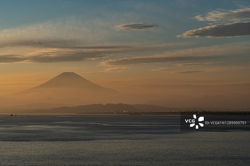 富士山和神奈川县的日落海滩图片素材