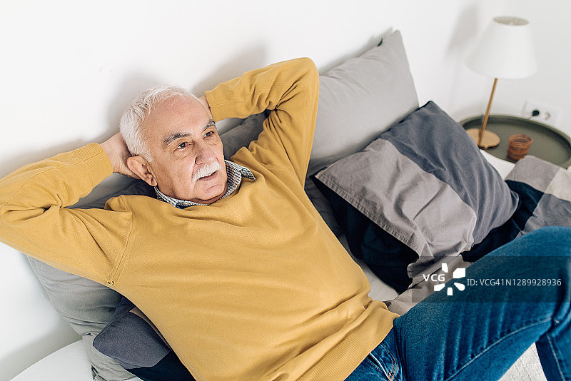 一个老人在床上放松的肖像图片素材