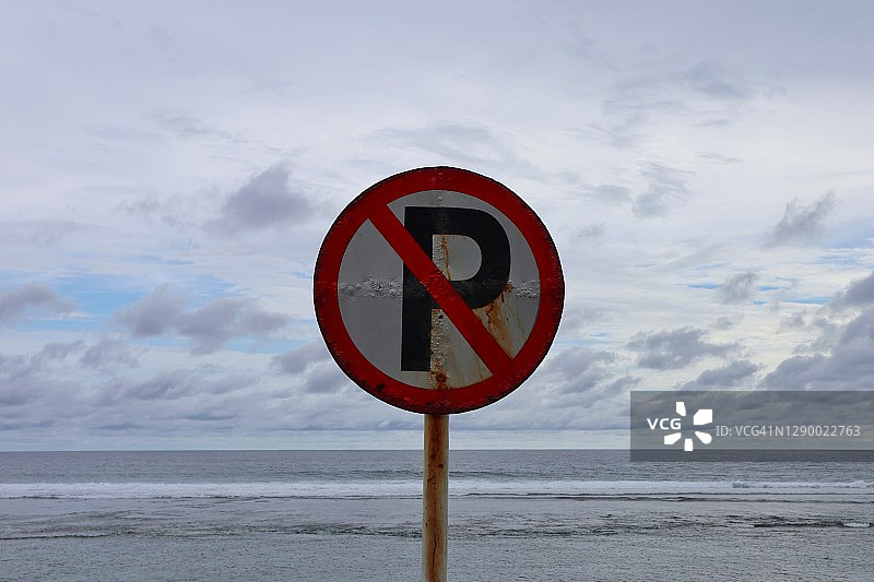 海浪和海浪禁止停车标志的特写图片素材