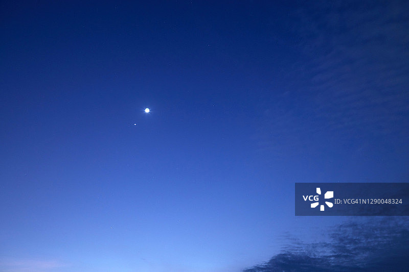 金星和月球的天文合相，用长焦镜头拍摄。图片素材
