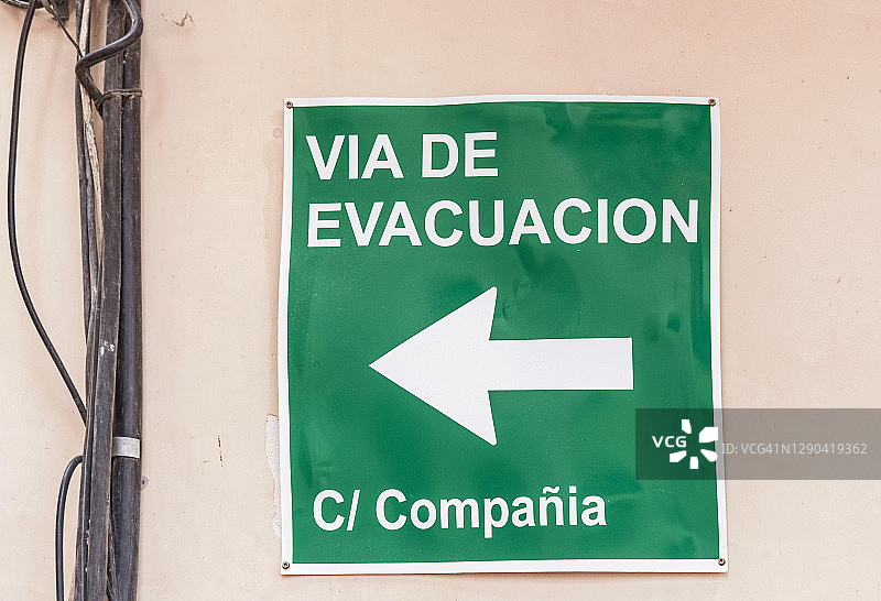 绿色背景的西班牙语疏散标志图片素材