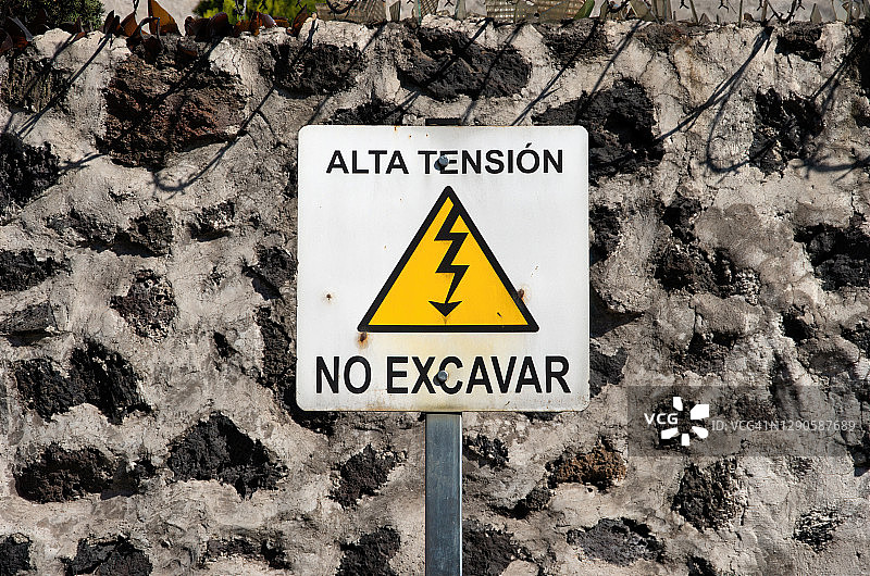 西班牙语警告标志“Alta tensión: No dig”[高电压:请勿挖掘]图片素材