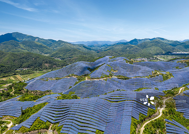鸟瞰雄伟的山顶太阳能发电厂图片素材