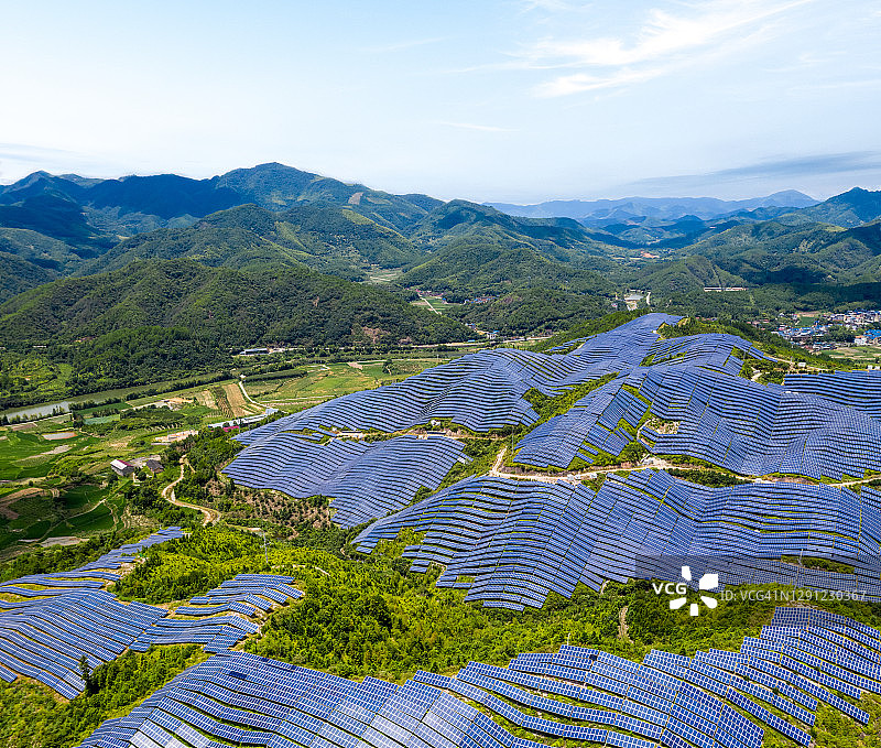 山顶太阳能发电站的鸟瞰图图片素材