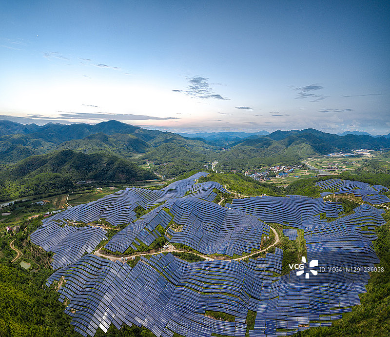 山上壮丽的太阳能发电站鸟瞰图图片素材
