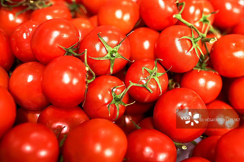 美味的红番茄。冬季市场农场种植的都是有机蔬菜。图片素材