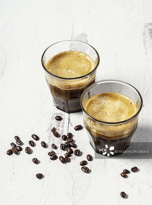 两杯浓缩咖啡，白色木质背景图片素材