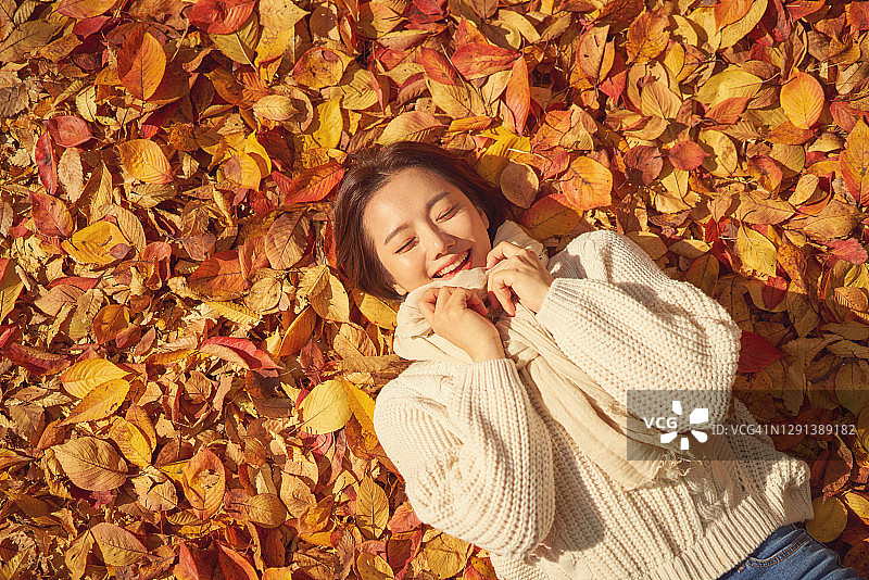 一个躺在落叶上的女人图片素材