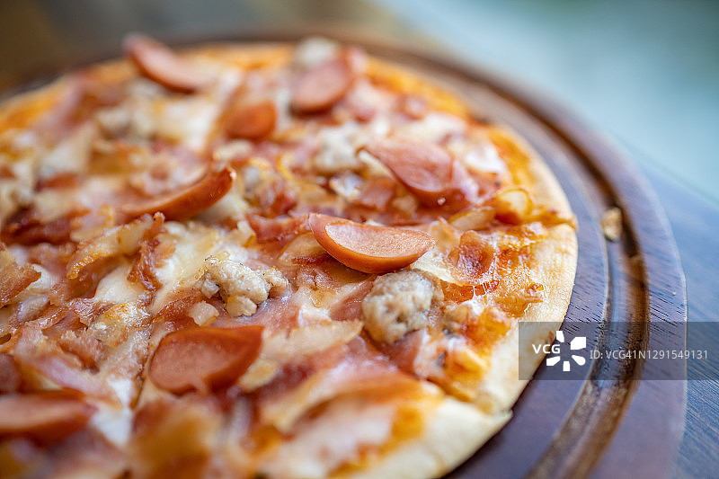 火腿、香肠、蘑菇、马苏里拉芝士和番茄酱配披萨。传统的意大利整大饼。有选择性的重点。图片素材