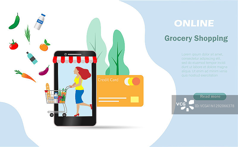 一名女士推着装满食品的购物车在智能手机上通过信用卡进行在线支付。图片素材
