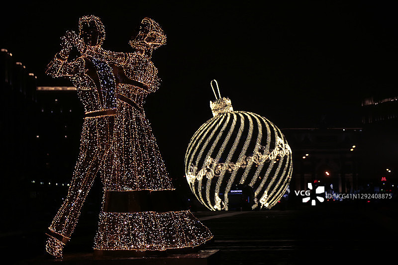 圣诞节户外用大型舞蹈人物装饰图片素材