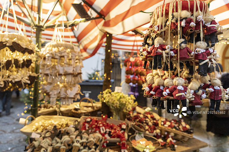 奥地利萨尔茨堡圣诞市场上的圣诞装饰品图片素材